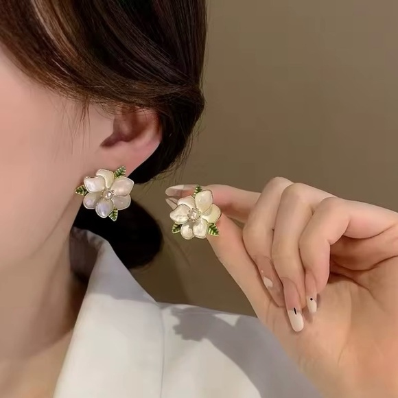 NEW Clip On Gold Magnolia Camellia Flower Faux Pearl Floral Wedding Earrings - Picture 12 of 12